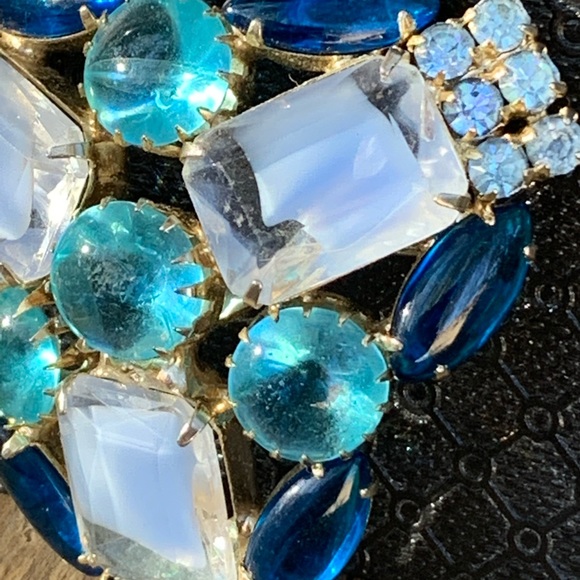 Shades of Blue Sparkling VINTAGE Brooch - Picture 4 of 8